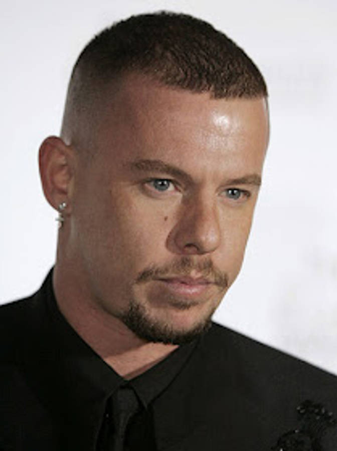 Minimalist Famous Fashion Designer Alexander Mcqueen's Wallpaper