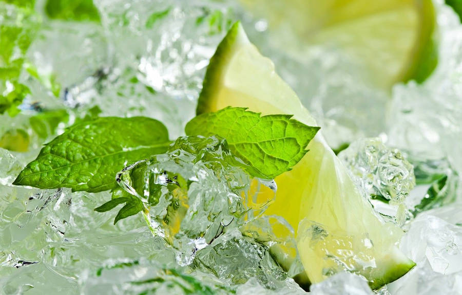 Mint Leaf In Lemon Juice Wallpaper