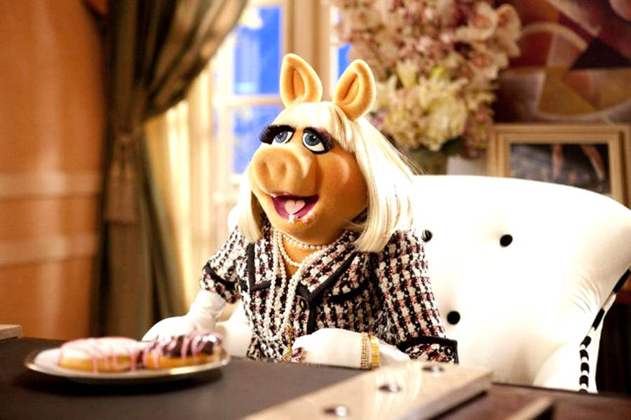 Miss Piggy In Fine Restaurant Wallpaper