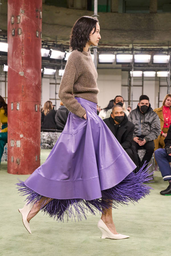 Model With Purple Bottega Veneta Skirt Wallpaper