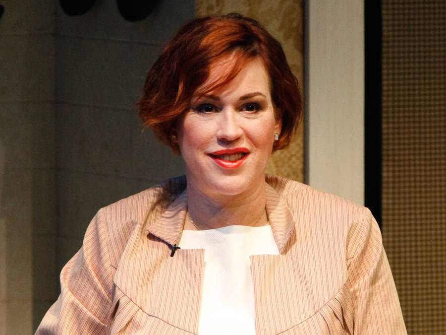 Molly Ringwald Confused Look Wallpaper