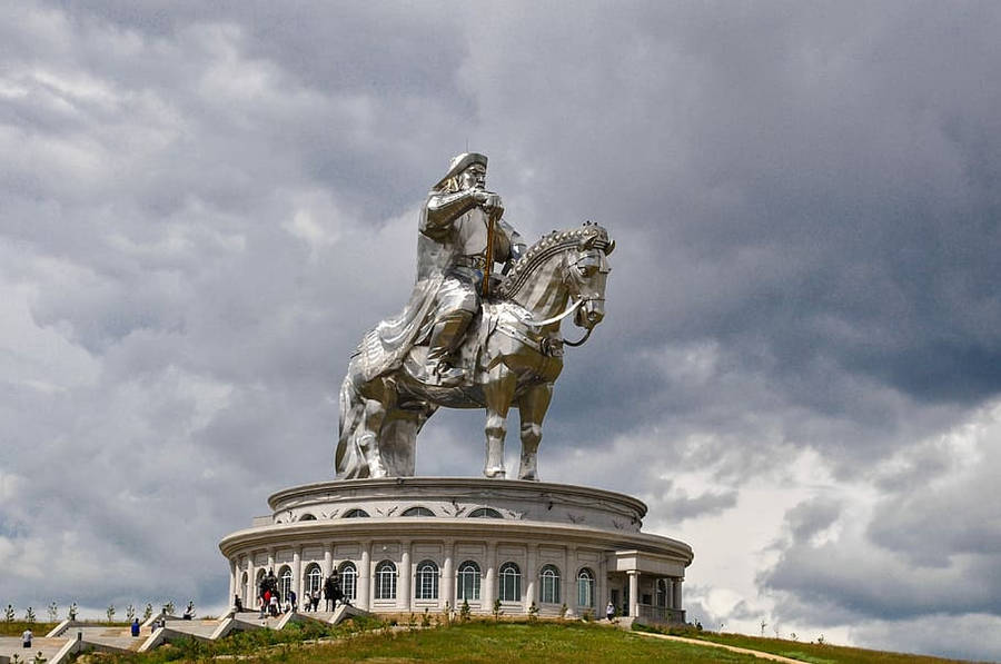 Mongolias Chinggis Khaan Statue Wallpaper