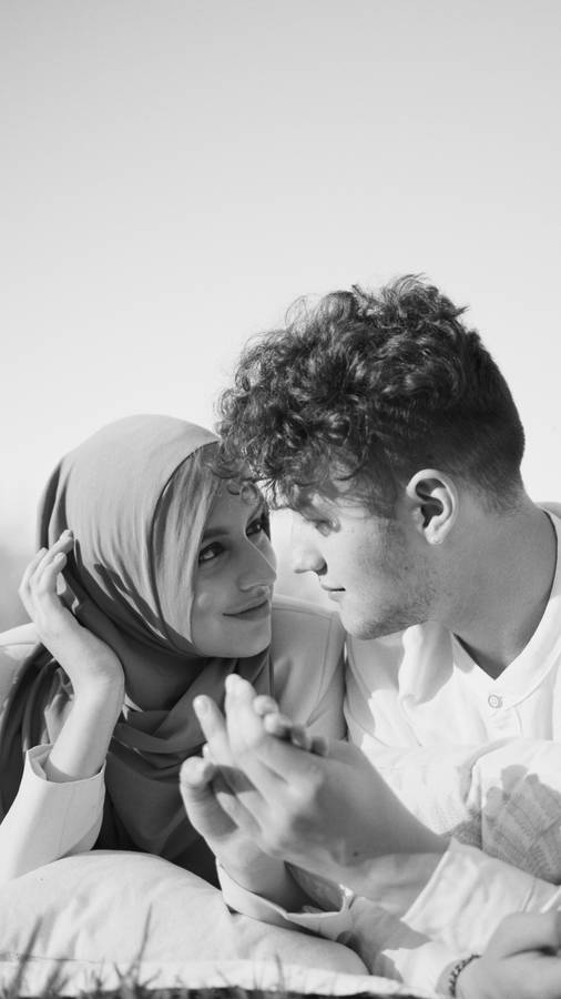 Monochromatic Loving Muslim Couple Wallpaper