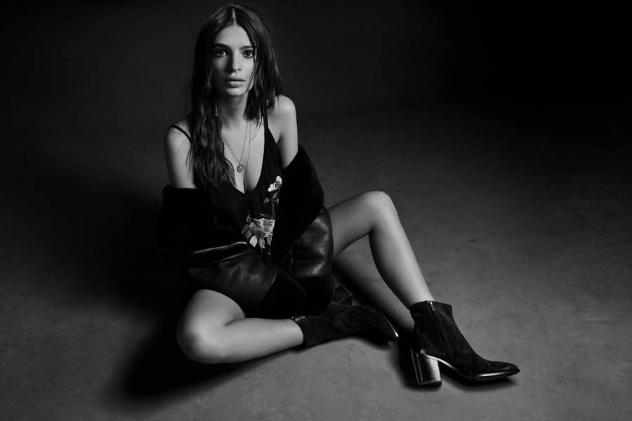 Monochrome Emrata Female Model Full Body Wallpaper