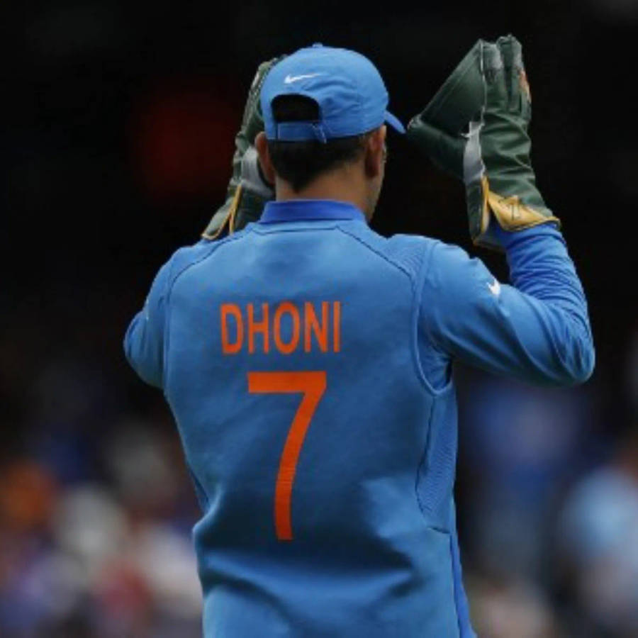 Ms Dhoni 7 Raises Hands Wallpaper