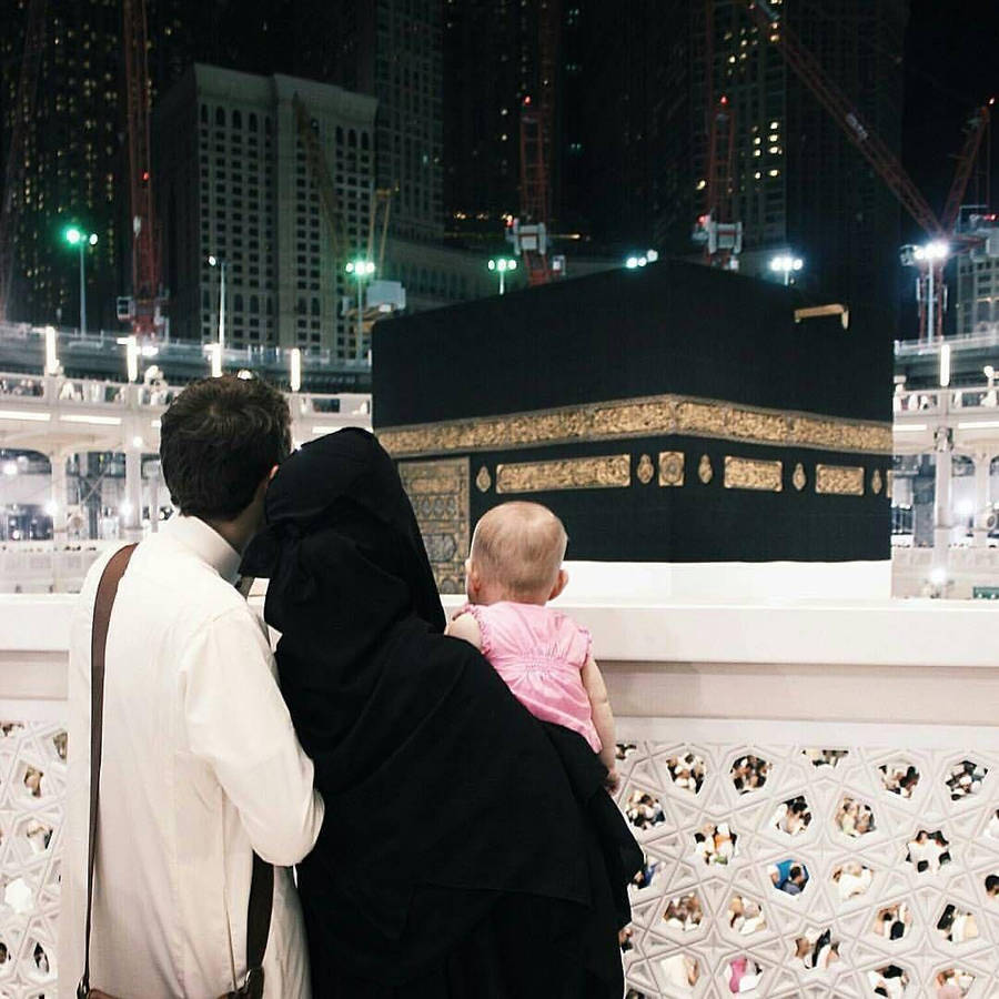 Muslim Couple At Kabaa Shrine Wallpaper