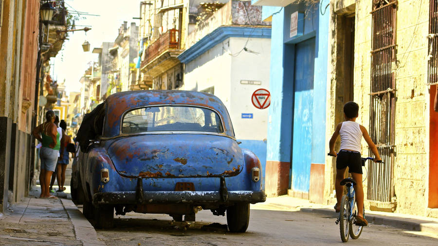 Narrow Street In Cuba Wallpaper