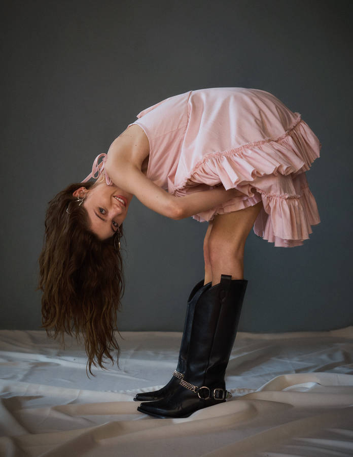 Natalia Dyer Bending Pose Wallpaper