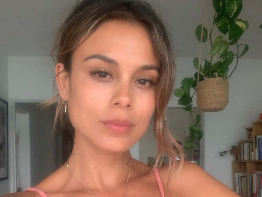 Nathalie Kelley Casual Home Selfie Wallpaper