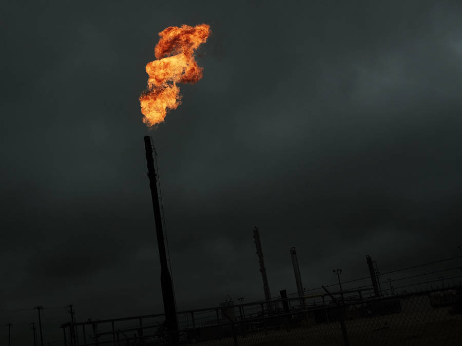 Natural Gas Flaring Pose Wallpaper