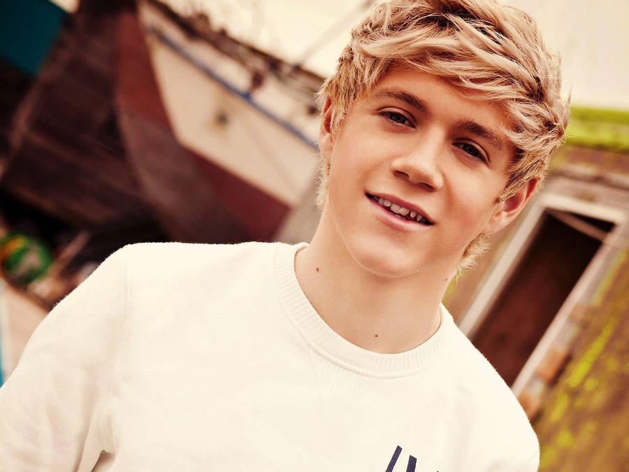 Niall Horan White Shirt House Wallpaper