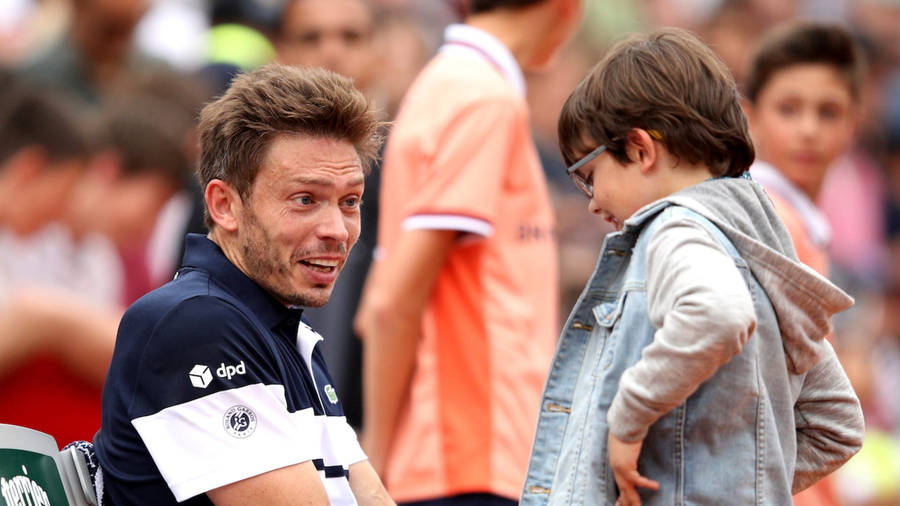 Nicolas Mahut Talking To His Son Wallpaper