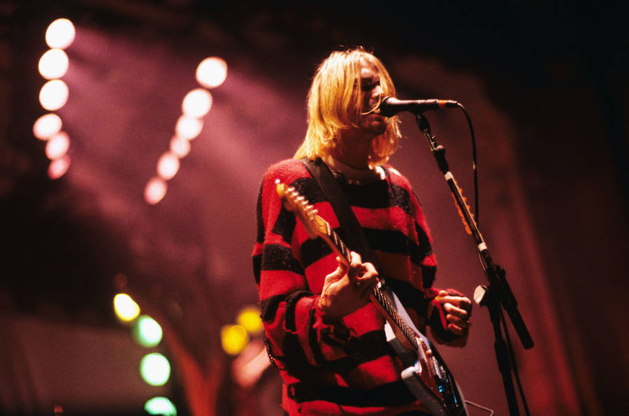 Nirvana Member Kurt Singing Wallpaper