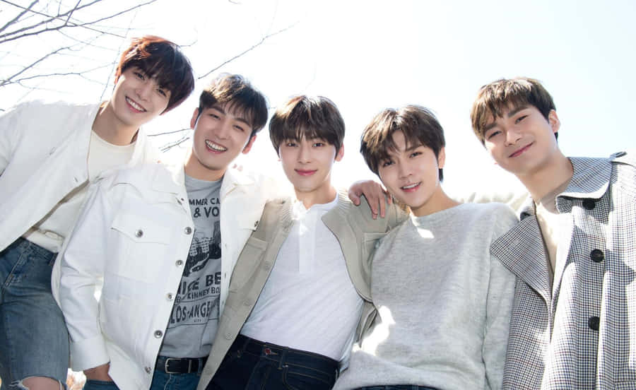 Nuest Kpop Boy Group Outdoor Wallpaper