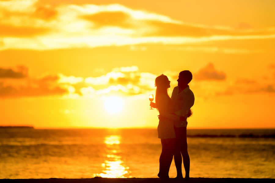Ocean Sunset Couple Wallpaper