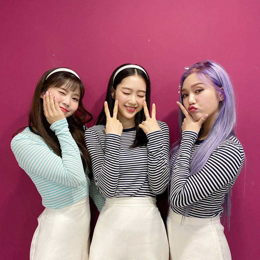 Oh My Girl Hyojung, Jiho, And Mimi Wallpaper