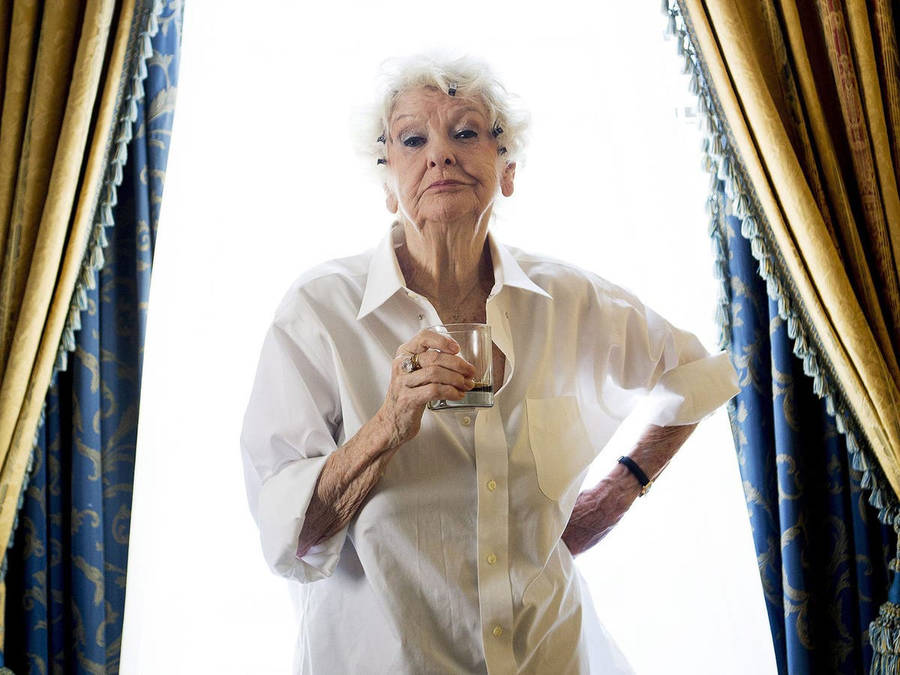 Old Actress Elaine Stritch Drinking Wallpaper