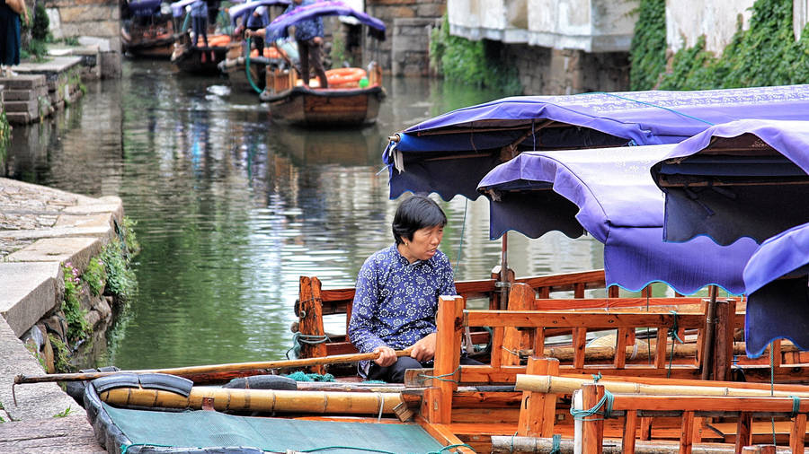 Old Lady In Suzhou Wallpaper