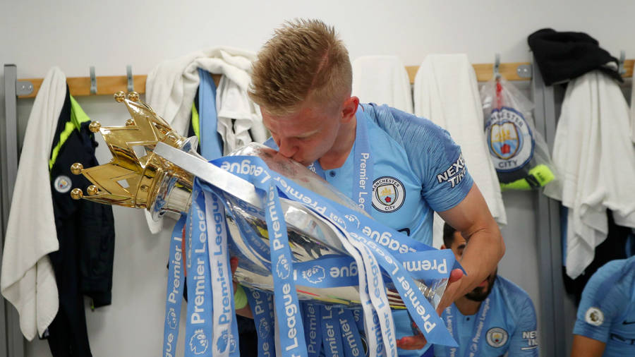 Oleksandr Zinchenko Trophy Kiss Wallpaper