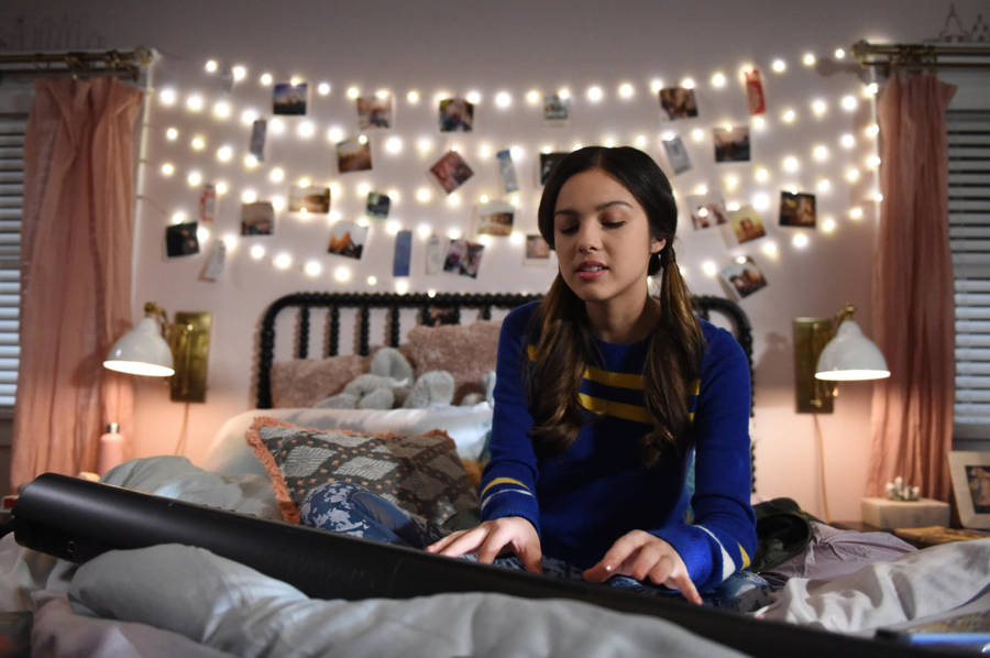 Olivia Rodrigo Playing Piano Wallpaper