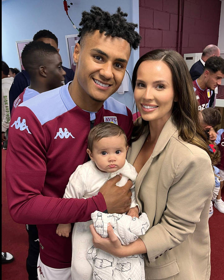 Ollie Watkins With Girlfriend And Daughter Wallpaper