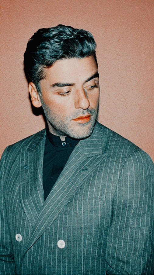 Oscar Isaac Looking Sideways Wallpaper