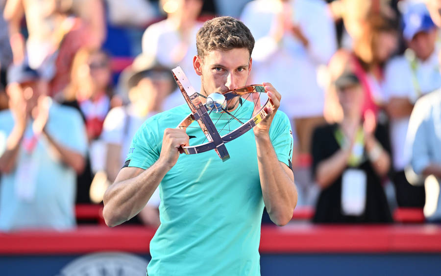 Pablo Carreno Busta Kissing His Trophy Wallpaper