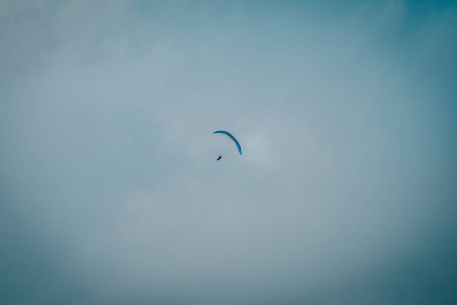 Paragliding To The Right Wallpaper