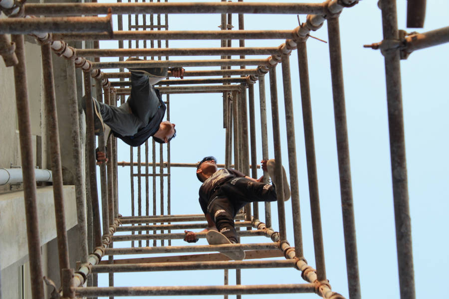 Parkour Boys Low-angle Photography Wallpaper