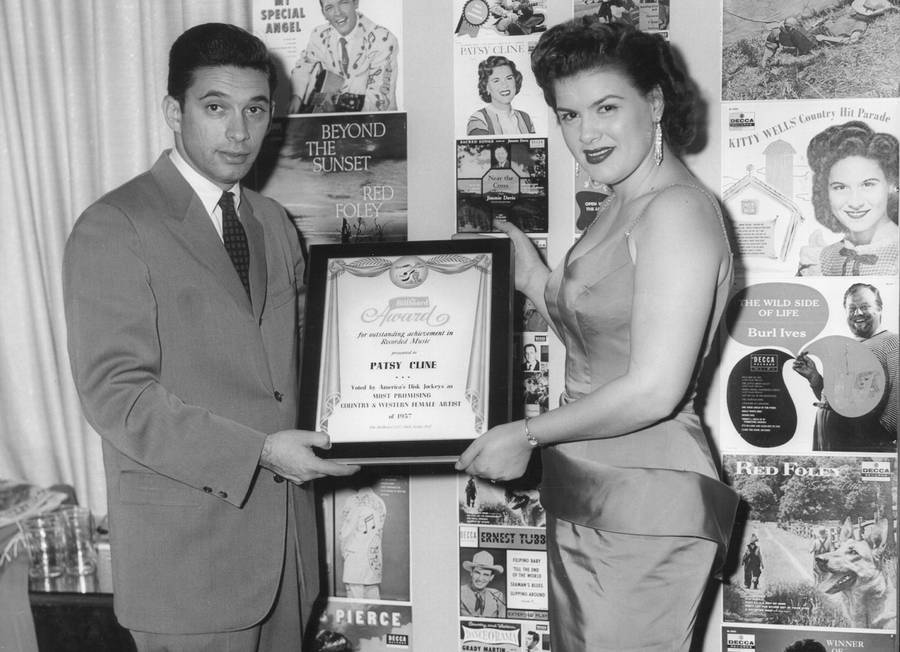 Patsy Cline Holding Award Wallpaper