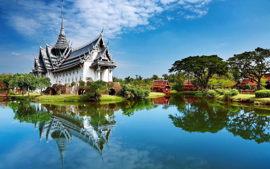 Pattaya Temple Reflecting On Lake Wallpaper