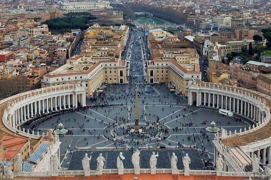 People Walking In Vatican City Wallpaper