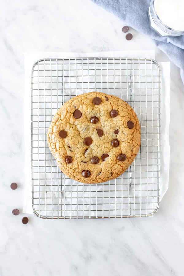 Perfect Chocolate Chip Cookieon Cooling Rack Wallpaper
