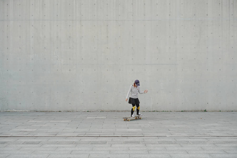 Plain Grey Woman Skateboarding Wallpaper