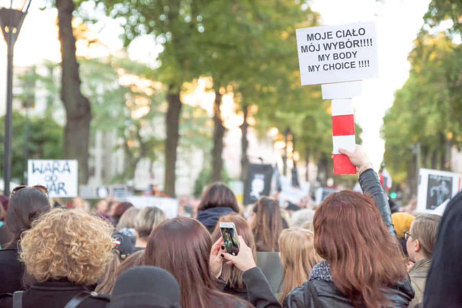 Polish Protesters Displaying Pro-abortion Placards Wallpaper