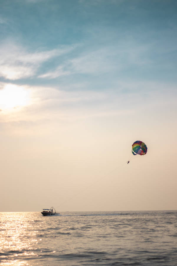 Pretty Parasailing Photo Wallpaper