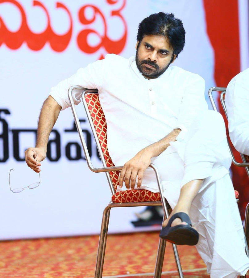 Pspk Seated Holding Glasses Wallpaper