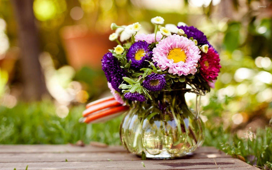 Purple And Pink Bunga On Vase Wallpaper