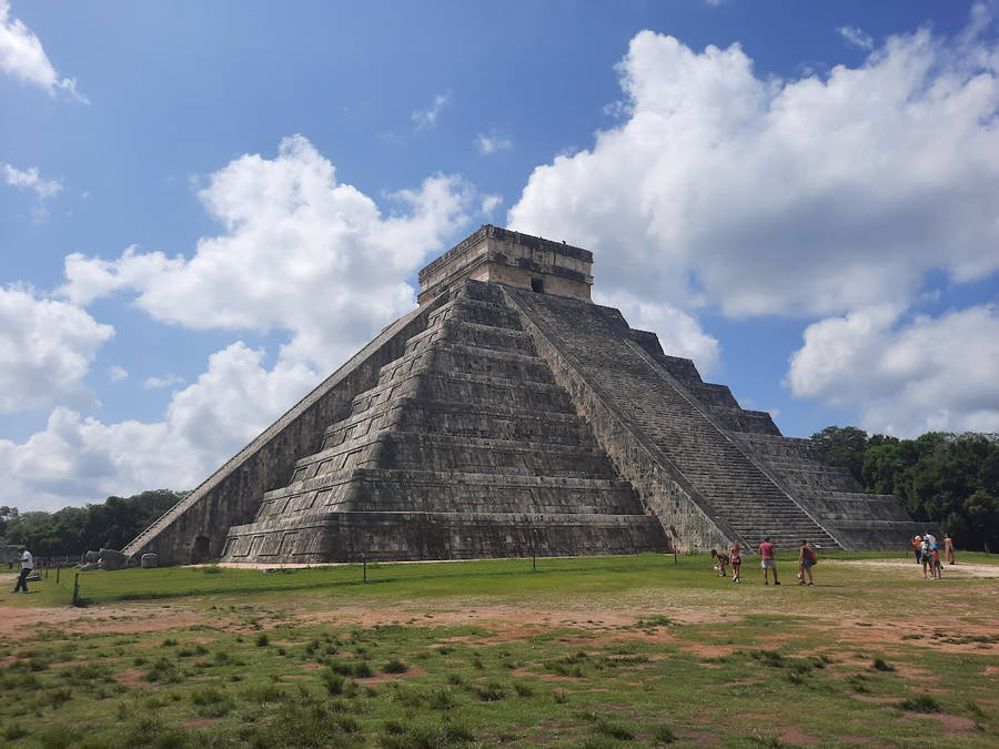 Pyramid In Chichen Itza Wallpaper