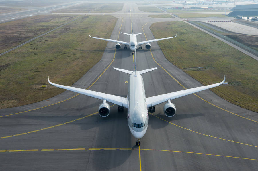 Qatar Airways In A Queue In Runway Wallpaper