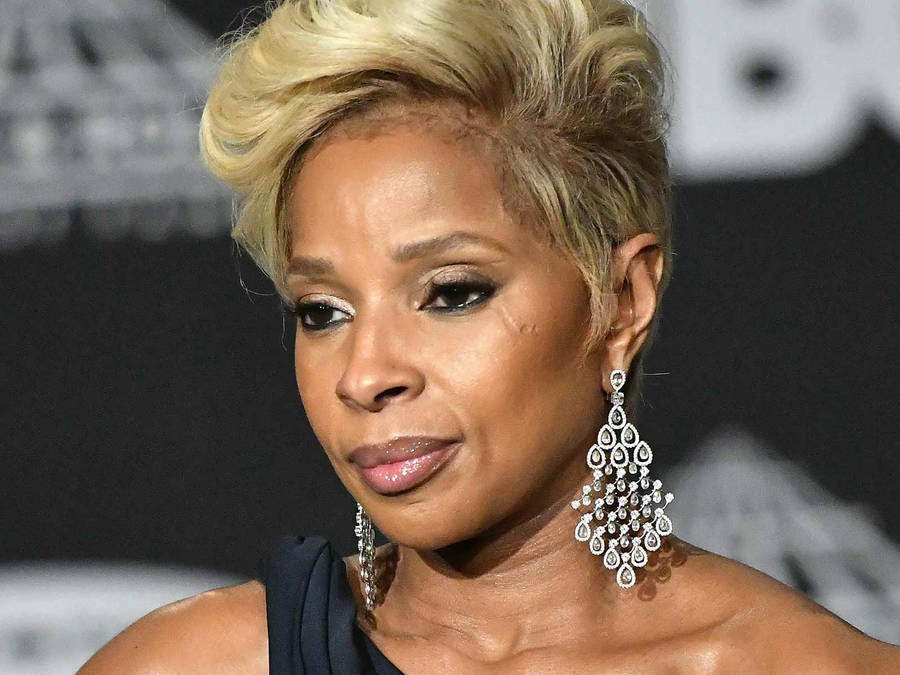 Queen Of R&b Mary J. Blige In Pixie Cut Wallpaper