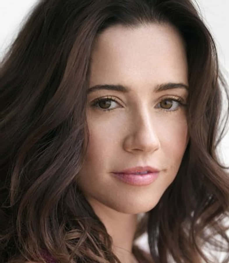 Radiant Linda Cardellini Posing For A Portrait Photo Wallpaper