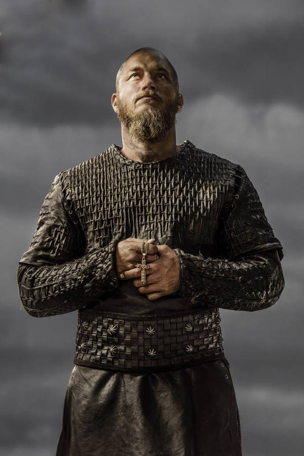 Ragnar Lothbrok 4k Vikings Holding Cross Wallpaper