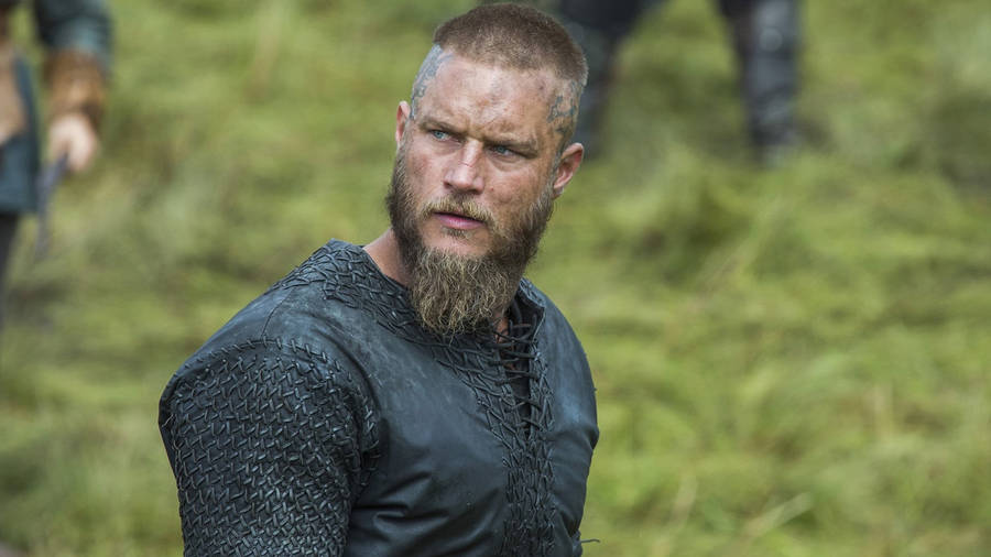 Ragnar Lothbrok 4k Vikings Looking To Side Wallpaper