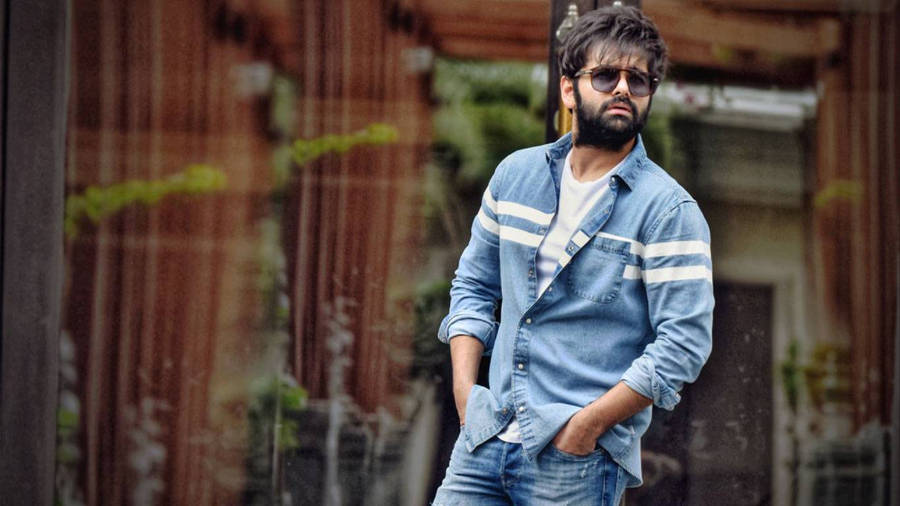 Ram Pothineni Posing In Temple Wallpaper