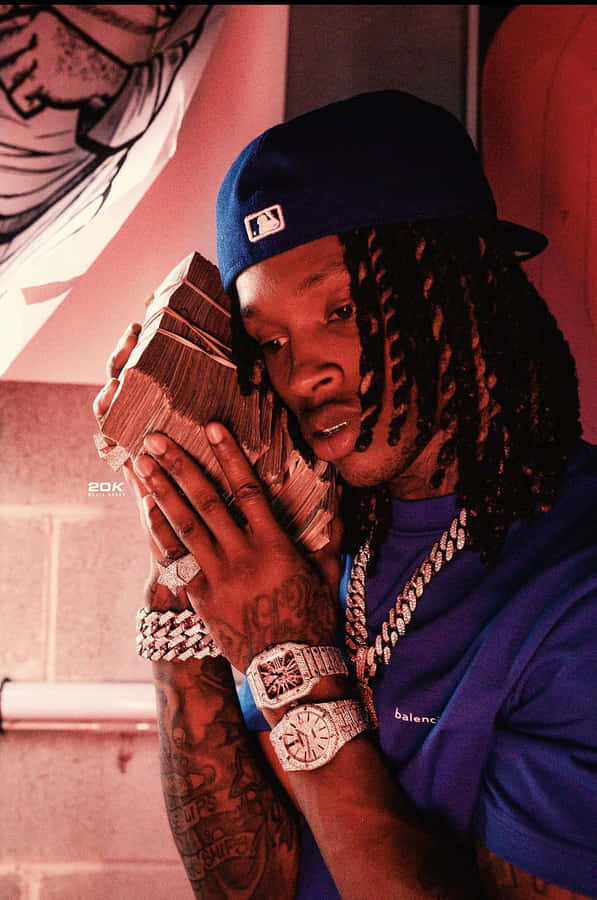 Rapper_with_ Money_and_ Jewelry Wallpaper