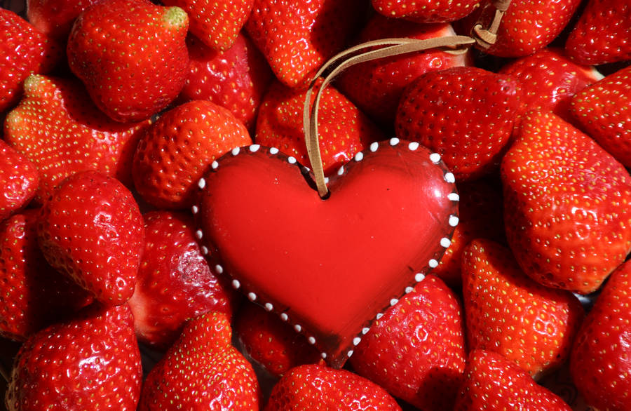 Red 4k Uhd Strawberries Heart Wallpaper