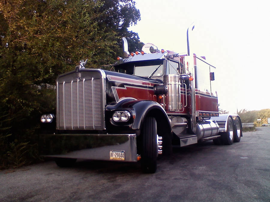 Reddish Black Kenworth W900 Wallpaper