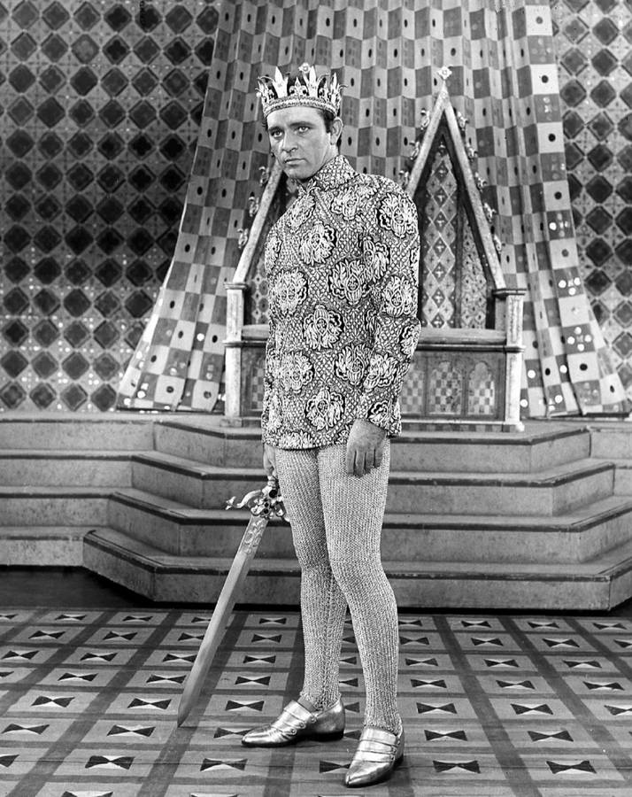 Richard Burton Wearing A Crown Wallpaper