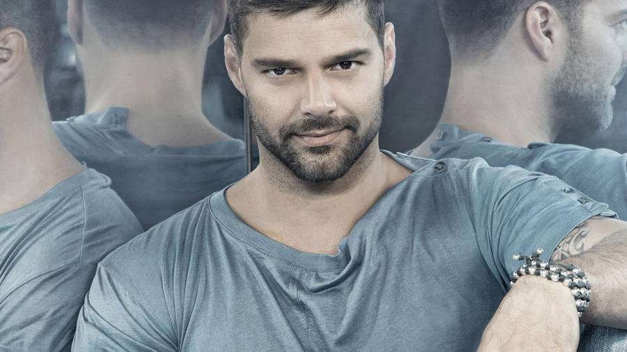 Ricky Martin Leaning Wallpaper